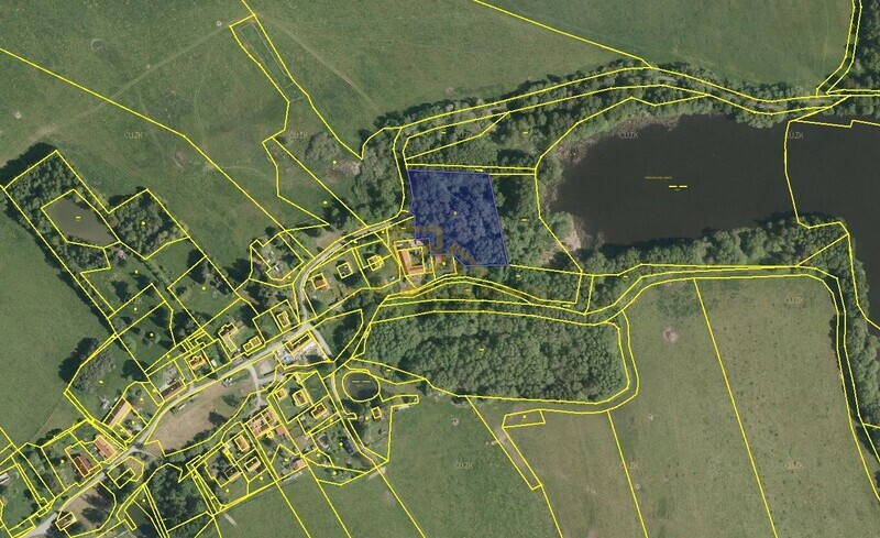 Prodej velkého pozemku o výměře 5 446 m2, u rybníka na konci obce Hartunkov, Novohradské hory