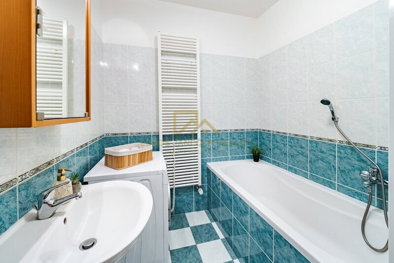Prostorný byt 3+1 (celkem 95 m²) s terasou 17,5 m² a sklepem 8,5 m² – České Budějovice, u Malše