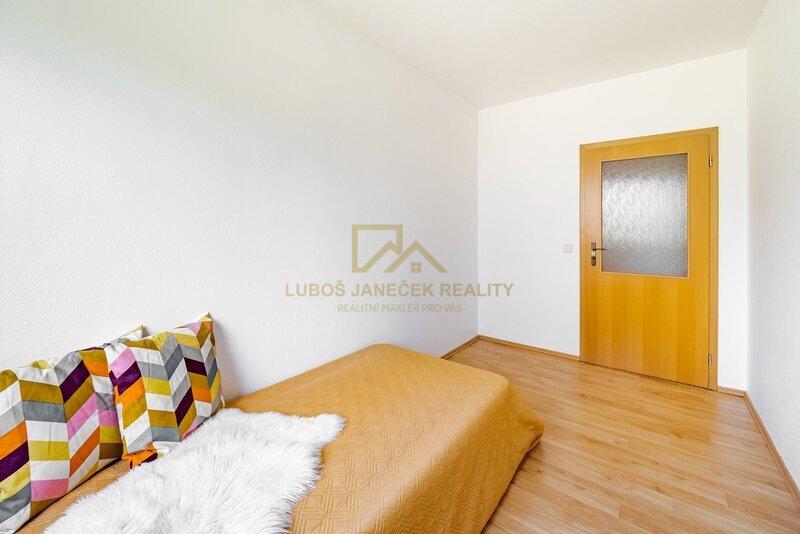Prostorný byt 3+1 (celkem 95 m²) s terasou 17,5 m² a sklepem 8,5 m² – České Budějovice, u Malše