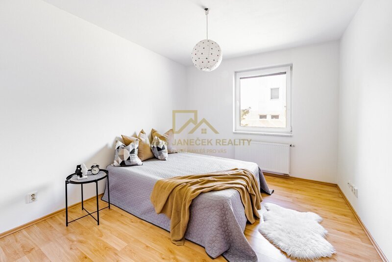 Prostorný byt 3+1 (celkem 95 m²) s terasou 17,5 m² a sklepem 8,5 m² – České Budějovice, u Malše