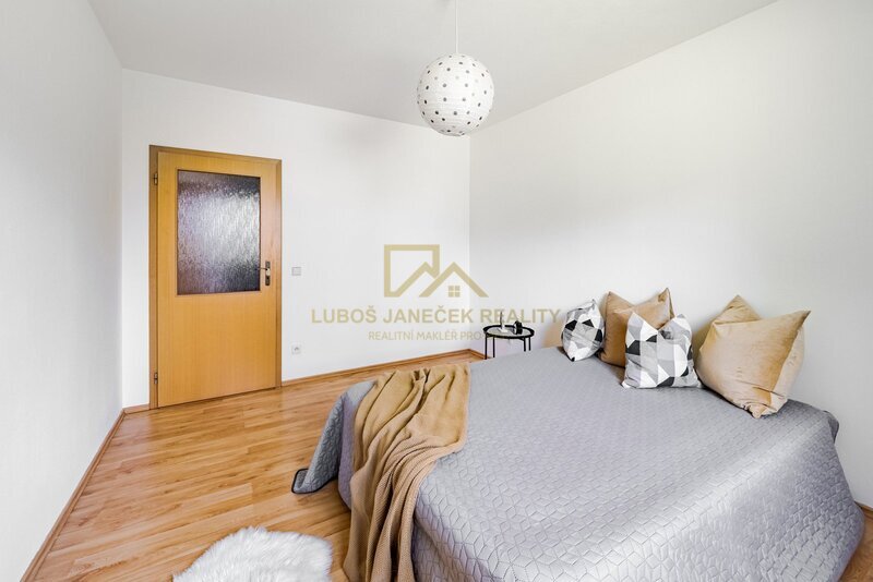 Prostorný byt 3+1 (celkem 95 m²) s terasou 17,5 m² a sklepem 8,5 m² – České Budějovice, u Malše