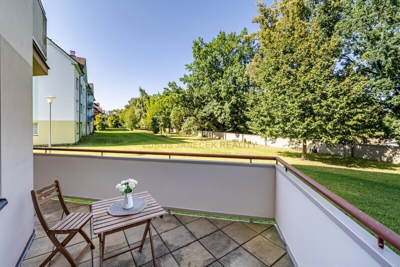 Prostorný byt 3+1 (celkem 95 m²) s terasou 17,5 m² a sklepem 8,5 m² – České Budějovice, u Malše
