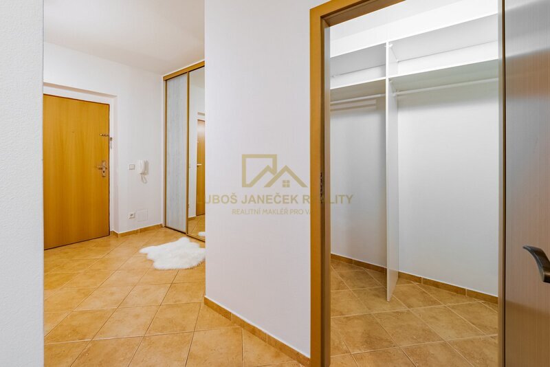 Prostorný byt 3+1 (celkem 95 m²) s terasou 17,5 m² a sklepem 8,5 m² – České Budějovice, u Malše