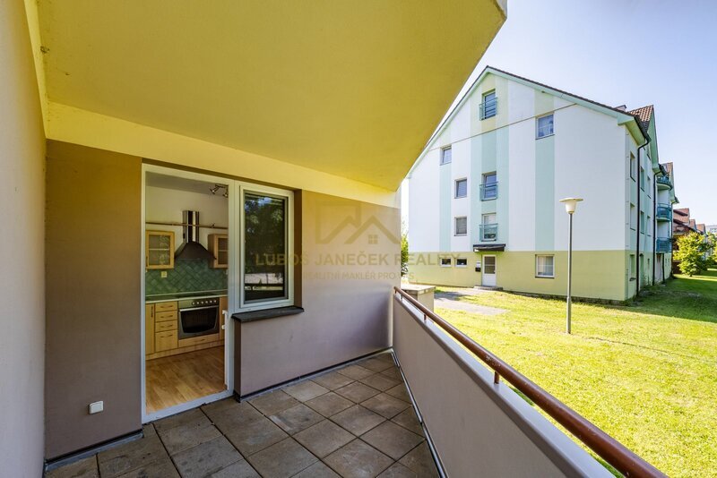 Prostorný byt 3+1 (celkem 95 m²) s terasou 17,5 m² a sklepem 8,5 m² – České Budějovice, u Malše