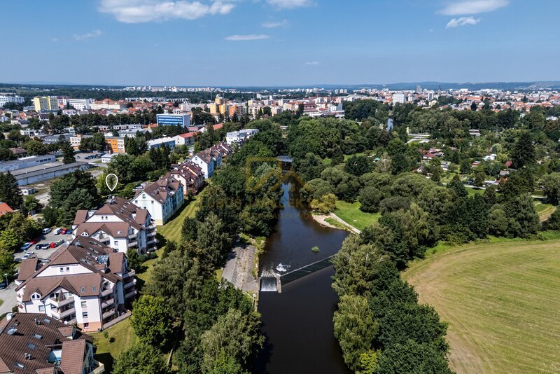 Prostorný byt 3+1 (celkem 95 m²) s terasou 17,5 m² a sklepem 8,5 m² – České Budějovice, u Malše