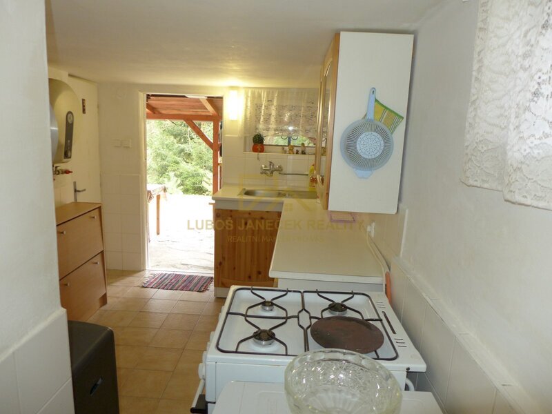 Prodej chaty v lese, vlastní pozemek, koupání