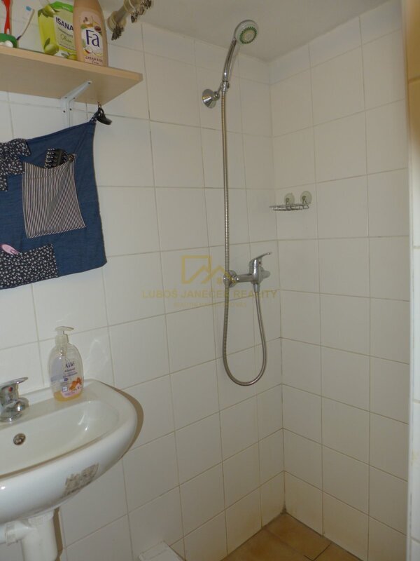 Prodej chaty v lese, vlastní pozemek, koupání