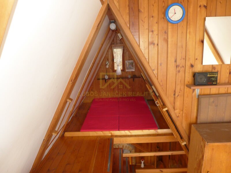 Prodej chaty v lese, vlastní pozemek, koupání