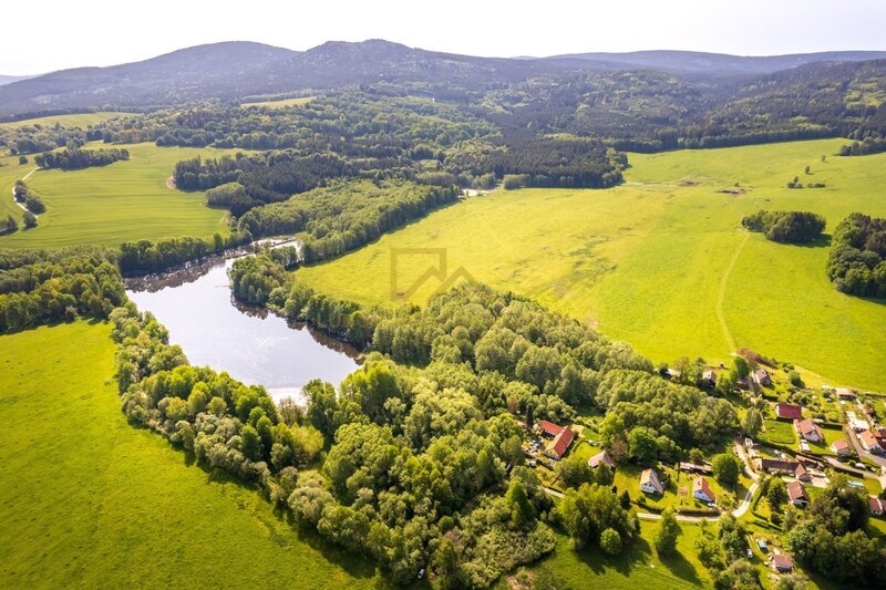 Prodej velkého pozemku o výměře 5 446 m2, u rybníka na konci obce Hartunkov, Novohradské hory