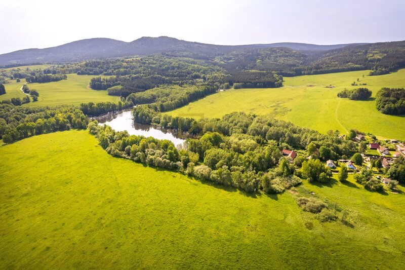 Prodej velkého pozemku o výměře 5 446 m2, u rybníka na konci obce Hartunkov, Novohradské hory