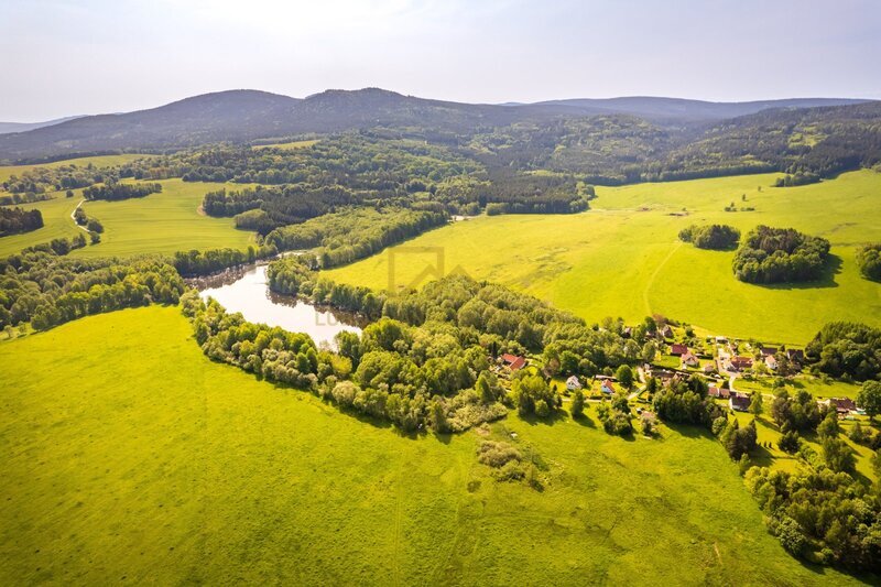 Prodej velkého pozemku o výměře 5 446 m2, u rybníka na konci obce Hartunkov, Novohradské hory