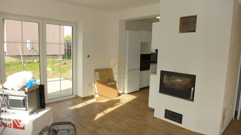 Pronájem novostavby rodinného domu , zahrada, 2 parkovací stání, možnost garáže