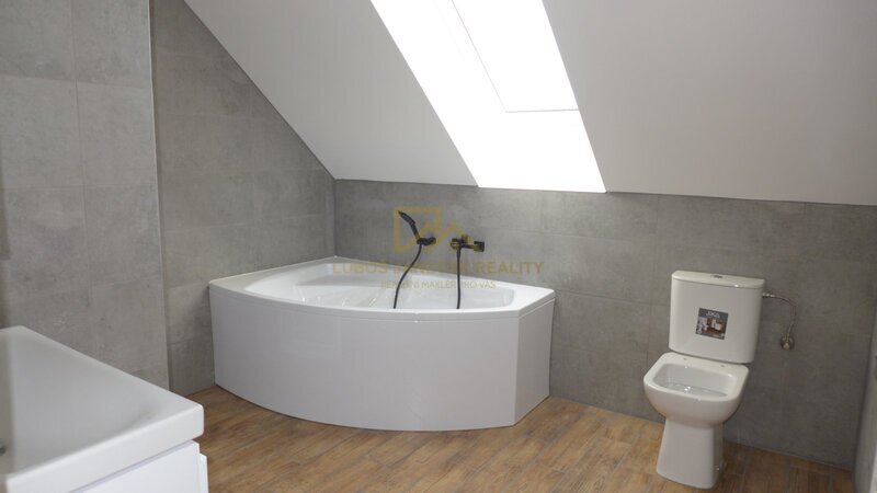 Pronájem novostavby rodinného domu , zahrada, 2 parkovací stání, možnost garáže