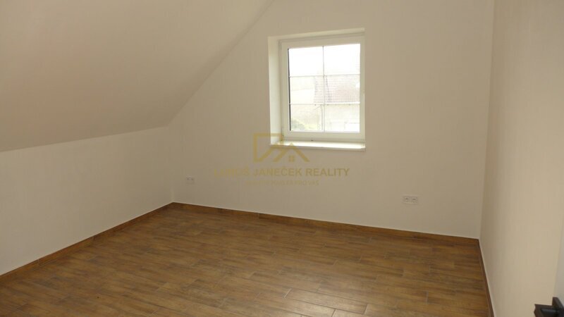 Pronájem novostavby rodinného domu , zahrada, 2 parkovací stání, možnost garáže