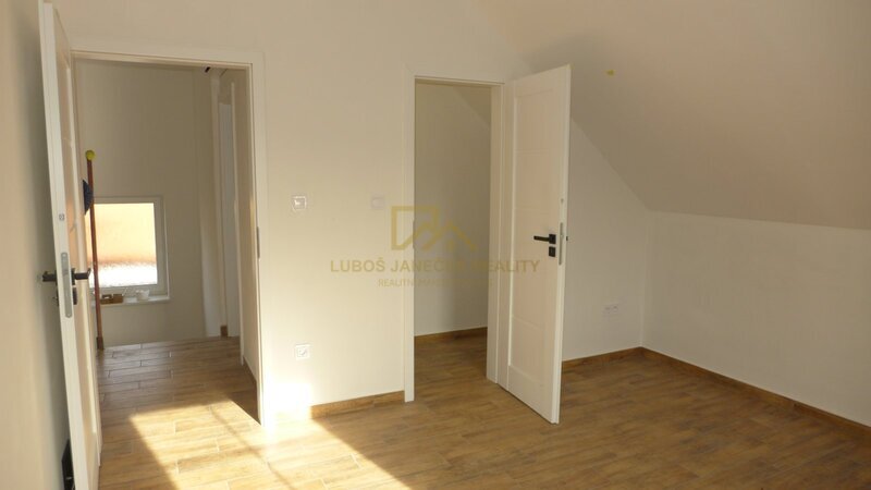 Pronájem novostavby rodinného domu , zahrada, 2 parkovací stání, možnost garáže