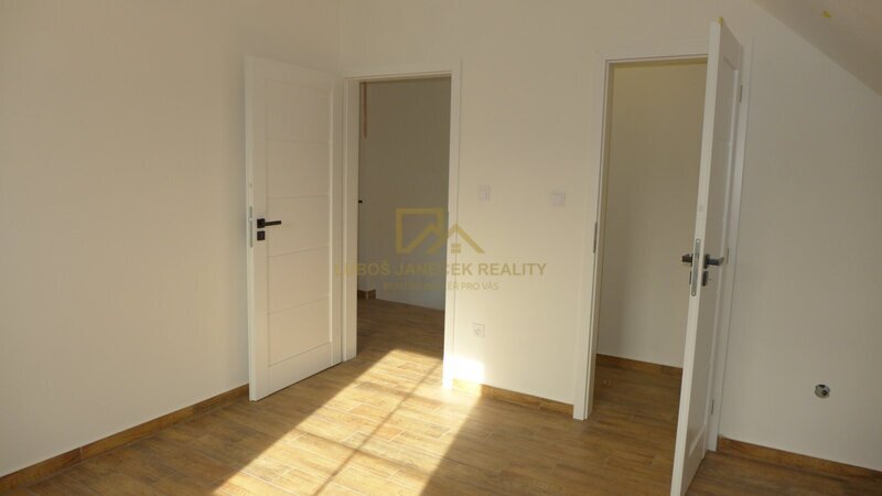 Pronájem novostavby rodinného domu , zahrada, 2 parkovací stání, možnost garáže