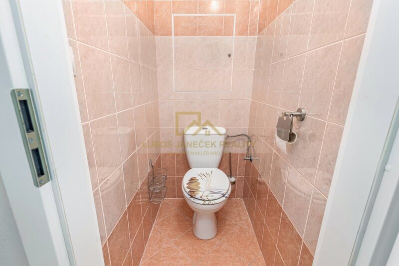 Pronájem kompletně zařízeného bytu 1+kk, balkón, sklep, Spojovací, České Budějovice