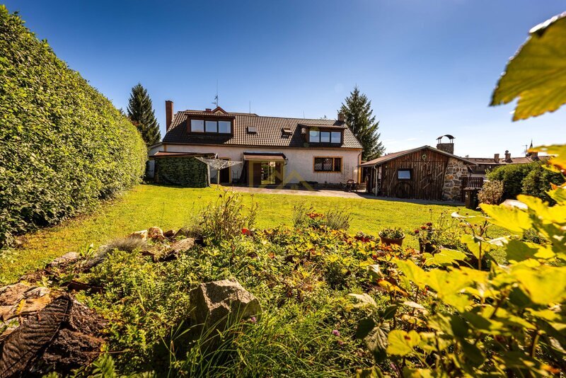 Rodinný dům s byty 3+kk,2+kk a 4 apartmánů, 162m2, zahrada
