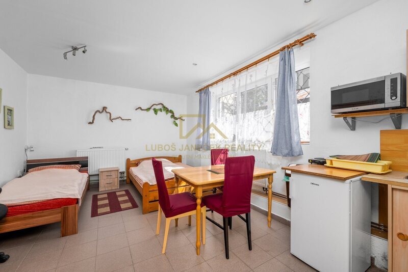 Rodinný dům s byty 3+kk,2+kk a 4 apartmánů, 162m2, zahrada