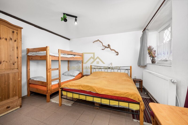 Rodinný dům s byty 3+kk,2+kk a 4 apartmánů, 162m2, zahrada