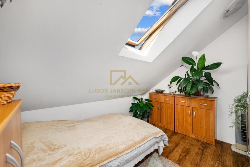 Rodinný dům s byty 3+kk,2+kk a 4 apartmánů, 162m2, zahrada