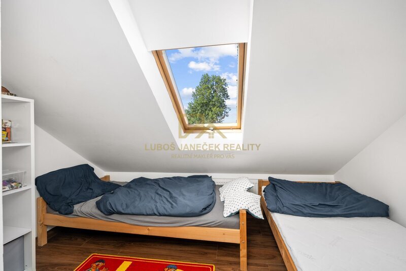 Rodinný dům s byty 3+kk,2+kk a 4 apartmánů, 162m2, zahrada