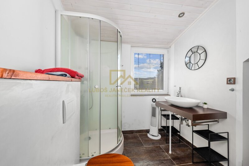 Rodinný dům s byty 3+kk,2+kk a 4 apartmánů, 162m2, zahrada