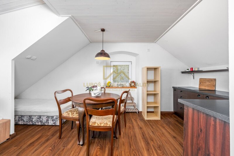 Rodinný dům s byty 3+kk,2+kk a 4 apartmánů, 162m2, zahrada