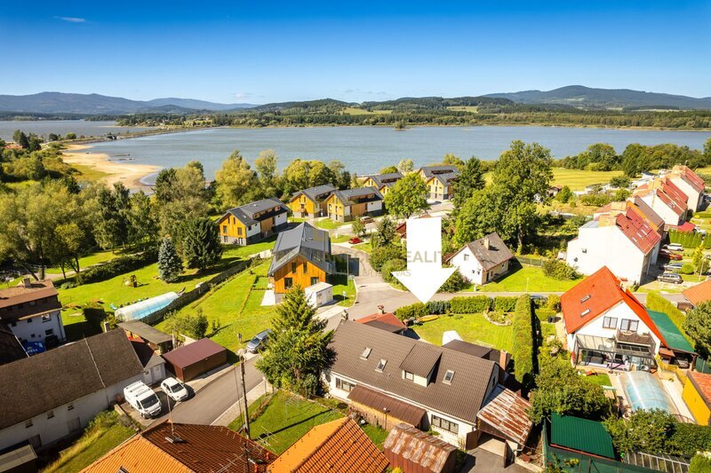 Rodinný dům s byty 3+kk,2+kk a 4 apartmánů, 162m2, zahrada